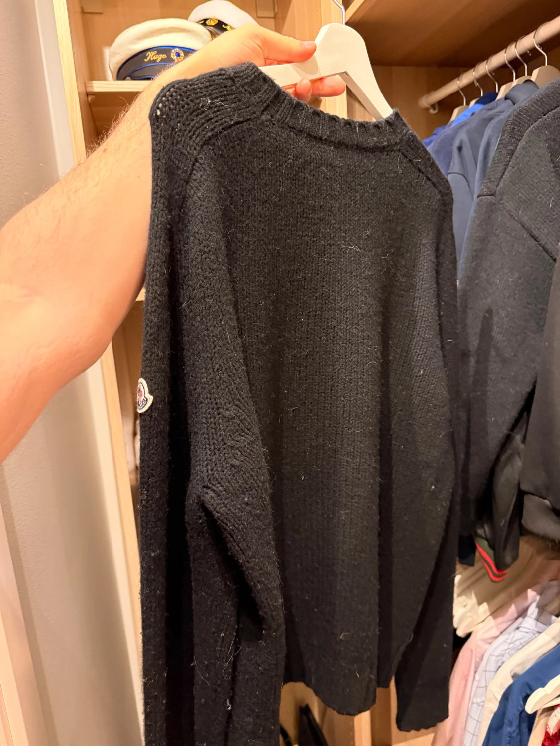 Svart stickad Moncler tröja med röd text - 2