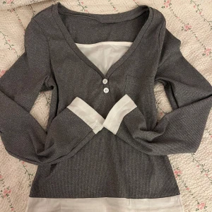 Långärmad tröja  - Säljer denna tröja pga av för liten storlek,  för 50kr + frakt! Den är i storlek S men är liten, så det skulle nog även passa bra om man har storlek XS ^^ Hör gärna av dig vid frågor och tryck ej på köp nu!