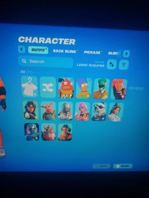 Fortnote konto - Skärm visar Fortnite med många upplåsta karaktärer, pickaxes, gliders och back blings. Perfekt för gaming och Fortnite-entusiaster. Skärmen har klar bild och inga synliga defekter. Passar utmärkt för spelupplevelser och digital underhållning.