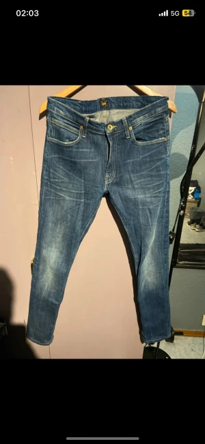 Blå skinny jeans från Lee - Snygga blå jeans från Lee med klassisk femficksdesign och Lee-logga på bakfickan. Jeansen har skinny passform, gul kontrastsöm och är tillverkade i stretchigt denimmaterial för extra komfort. Perfekt för dig som gillar en smal siluett.