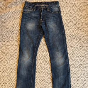 Nudie jeans  - Nudie jeans - Modell: Avarage Joe - Storlek: W29/L32 - skick: 9/10 - Nypris runt 2000kr. Skriv för mått eller frågor!