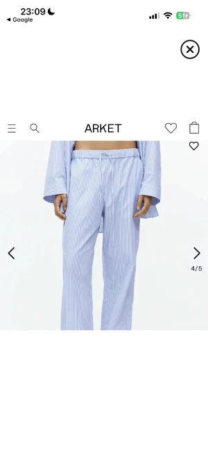 Blåvita randiga byxor från Arket - Snygga blåvita byxor från Arket med smala ränder De har snörning i midjan och är tillverkade i mjuk bomull. Jag har sytt ner midjan lite men är enkelt att sortera upp! Jättefint skick