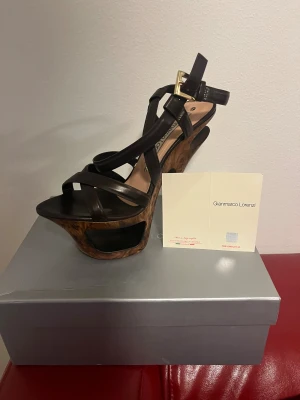 Gianmarco Lorenzi Dam Klackskor - ✨ Exklusiva Gianmarco Lorenzi klackskor – i mycket fint skick! ✨ Säljer ett par eleganta och lyxiga skor från Gianmarco Lorenzi, kända för sin italienska design och höga kvalitet. Skorna är i bra skick, väl omhändertagna och redo för en ny ägare. Ett perfekt val för dig som vill ha exklusiva designerklackar till ett riktigt bra pris.  📩 Skriv gärna om du har frågor eller vill se fler bilder! Nypris ligger på runt 6900 kr