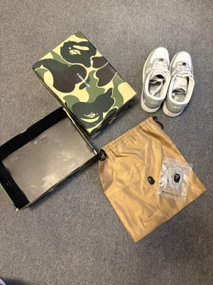 Bape Skor - Säljer ett par grå/vita bape skor i bra skick