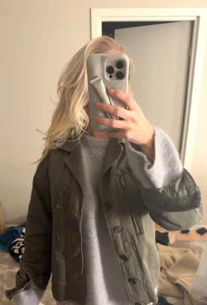 Army Girl grön overshirt med tryck - Säljer en grön overshirt med coolt tryck på ryggen där det står 'ARMY GIRL' och har en grafisk bild med rosa detaljer. Jackan har knappar framtill, krage och flera fickor med dragkedja. Perfekt för dig som vill sticka ut med en edgy streetstil. Passar xs, s och m skulle jag säga❤️