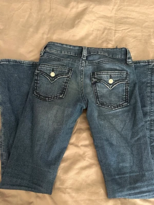 Snygga lågmidjade jeans - Lågmidjade blåa jeans från Gina Young 🩷Dem är i mycket bra skick och är i storlek 164🩷