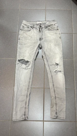 Pull and bear Jeans - Pull and bear jeans. Storlek 32. Skick 8/10. Nypris 1000, mitt pris 200. Hör av dig vid frågor o funderingar!