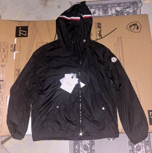 Svart windbreaker - Svart windbreaker som ör jötte snygg och fin. Den är aldrig använd och är i storlek S. Den kan du ha med jätte många stilar. 