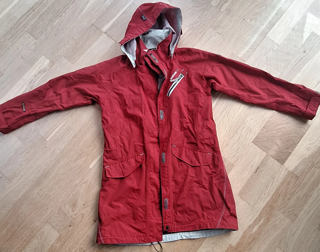 Röd regnjacka från Didriksons