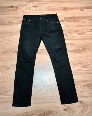 Svarta Nudie Jeans lean dean 31/32 - Svarta Nudie lean Sean jeans i storlek 31/32. Knappast använd och i väldigt bra skick, inga defekter. Tveka inte att höra av er om ni undrar över något.