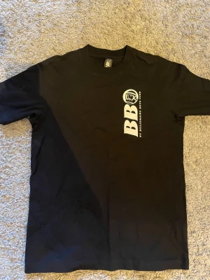 Svart t-shirt Billionaire Boys Club - Svart t-shirt från Billionaire Boys Club i storlek M. Tryck med BB och astronaut på både bröstet och ryggen i vitt. Materialet är mjuk bomull, perfekt för en chill streetwear-look. Köpt på JD sports för 2 år sedan och har aldrig använts enbart varit testad.