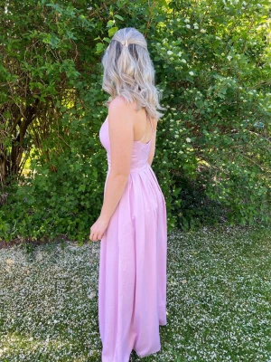 Ljusrosa långklänning med v-ringning - Säljer nu min balklänning, använd ca 4 timmar och har inga fläckar 