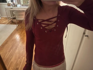 Topp med snörning - Supersnygg vinröd långärmad topp med snörning!!