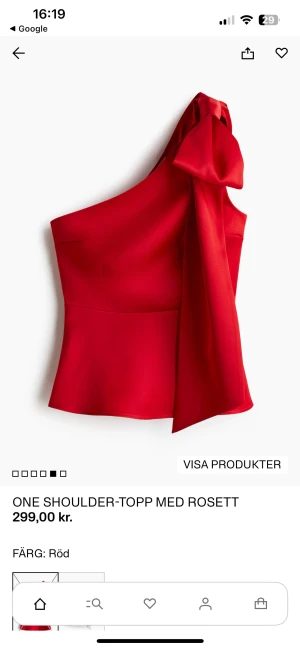 Röd oneshoulder topp med rosett - Snygg röd oneshoulder topp med stor rosett på axeln. Från hm, storlek xs, slutsåld och aldrig använd, prislappen är kvar💕