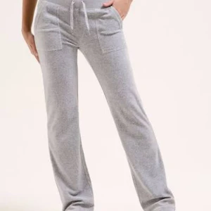 Grå mjukisbyxor med snörning - Snygga grå mjukisbyxor med raka ben och bred resår i midjan. Byxorna har snörning framtill och stora fickor både fram och bak. Perfekta för chill eller träning, tillverkade i mjukt bomullsmaterial för maximal komfort.