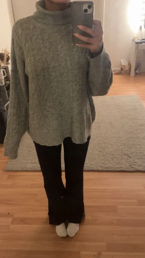 Grå stickad polotröja - Mysig stickad tröja med högkrage, gosig och oversize