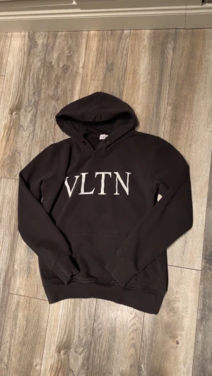 Valentino hoodie  - Säljer en snygg svart valentino hoodie inte hur lätt som helst att få tag på Strolek M men sitter mer som S hör av er om ni har några frågor eller funderingar lägg bud