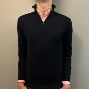 Merinoull Zip Tröja These Glory Days - Marinblå stickad halfzip från These glory days i storlek S. ! 100% merinoull, mycket fint skick. Nypris 1100 och skriv för fler funderingar! Pris 349 går att diskuteras vid snabb affär! 