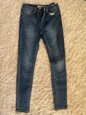 Jeans - Tajta mörkblå jeans från Redial. Använda, men i fint skick! Säljer då de inte kommer till användning. Skriv om frågor💕