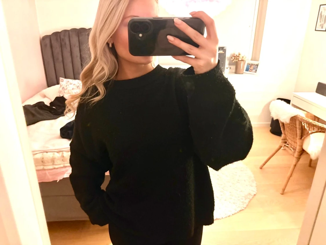 Svart stickad tröja - 1