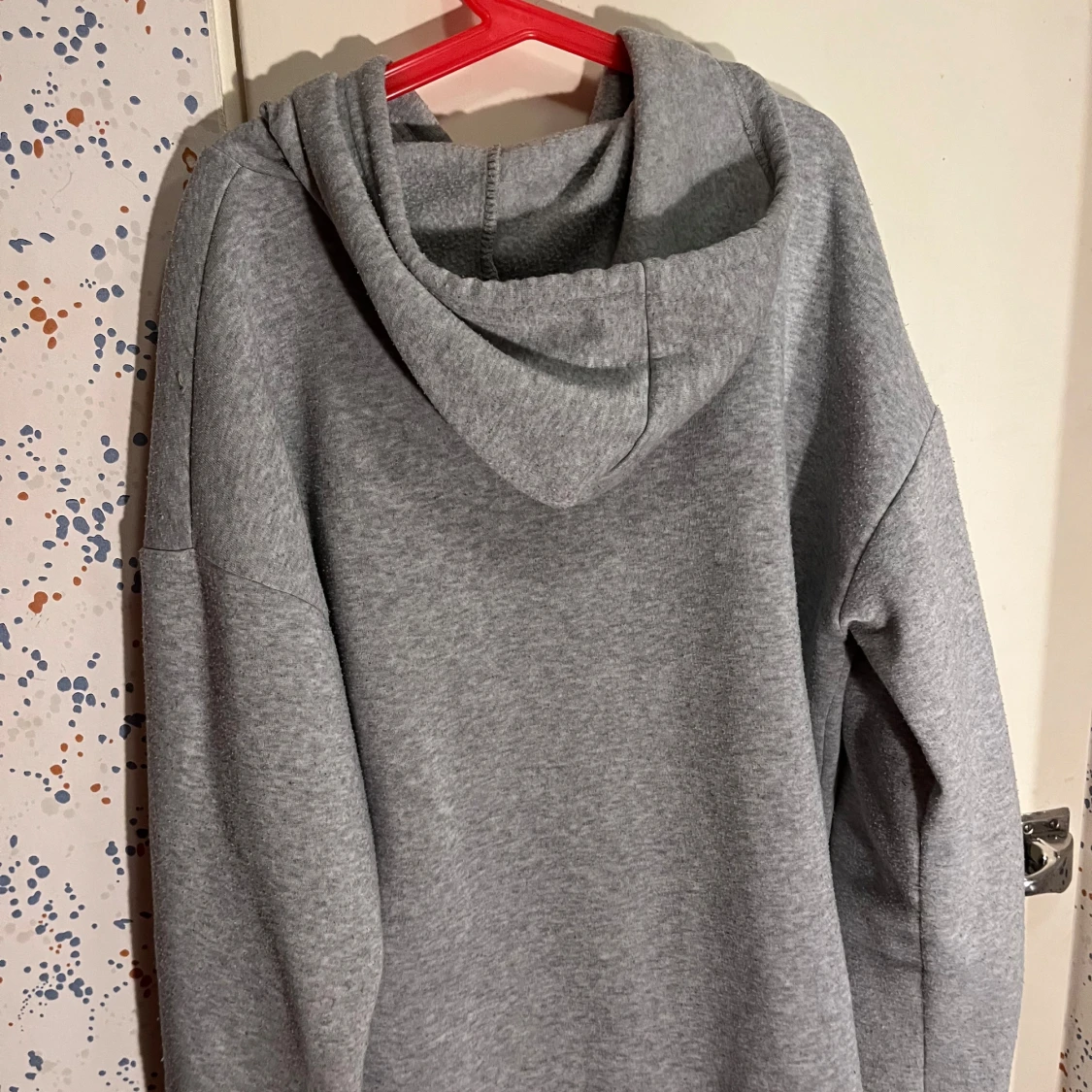 Grå hoodie med huva och ficka - 1