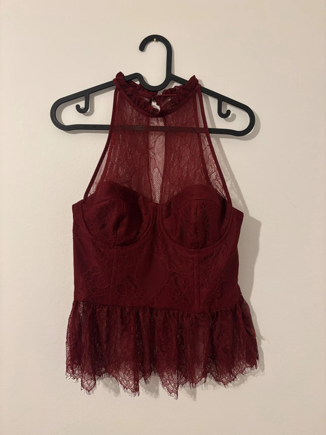 Vinröd spetskorsett med volang