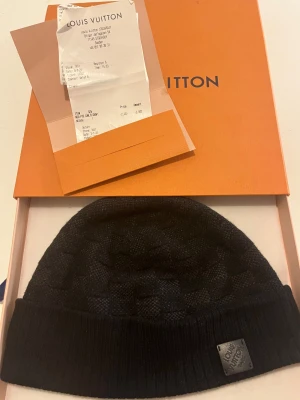 Svart Louis Vuitton mössa med rutmönster - Snygg svart mössa från Louis Vuitton typ helt ny box kvitto ingår såklart.