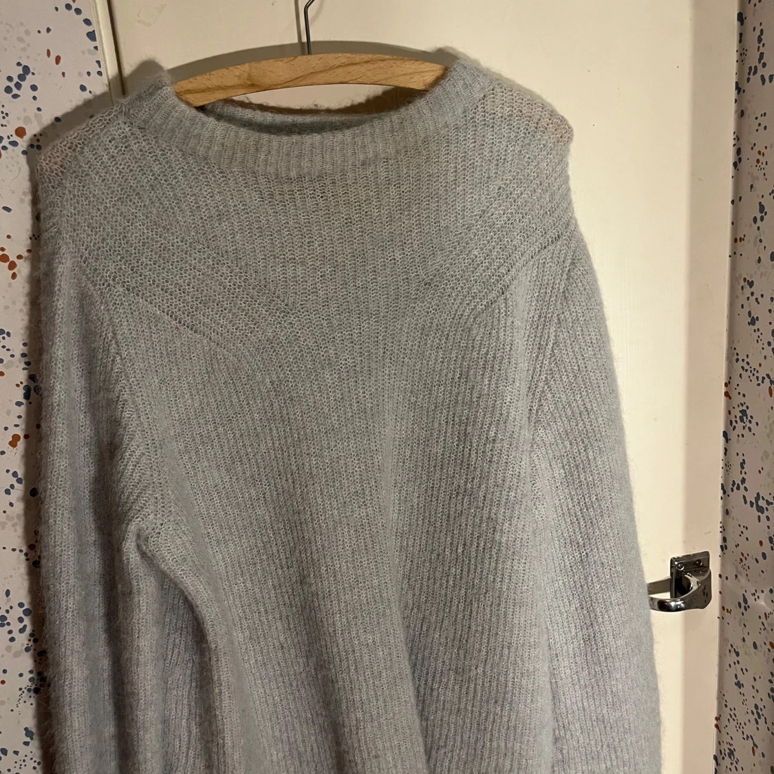 Ljusgrågrön stickad tröja