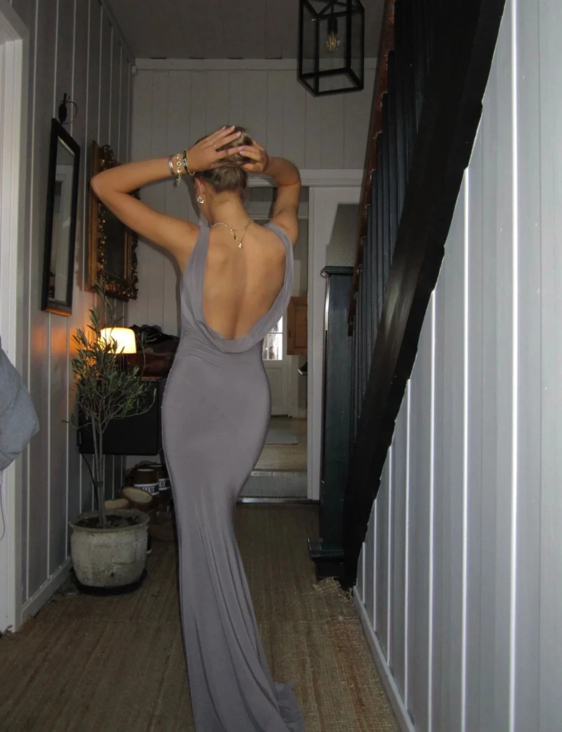 Taupe långklänning Designbysi med öppen rygg