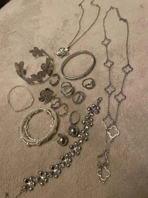 Smyckes spack silver - Säljer alla mina silver smycken då de inte kommer till användning längre, det är från olika ställen såsom glitter, ur o penn, olympia rings osv, säljer alla dessa ihop för 90kr. Ringarna är justerbara