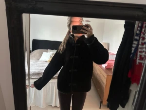 Svart jacka - Säljer denna superfina pälsjacka med knappar ifrån H&M som är nästintill oanvänd🩷 Passar superbra nu till vintern❄️ Kan tänka mig att gå ner i pris vid snabb affär🫶🏼