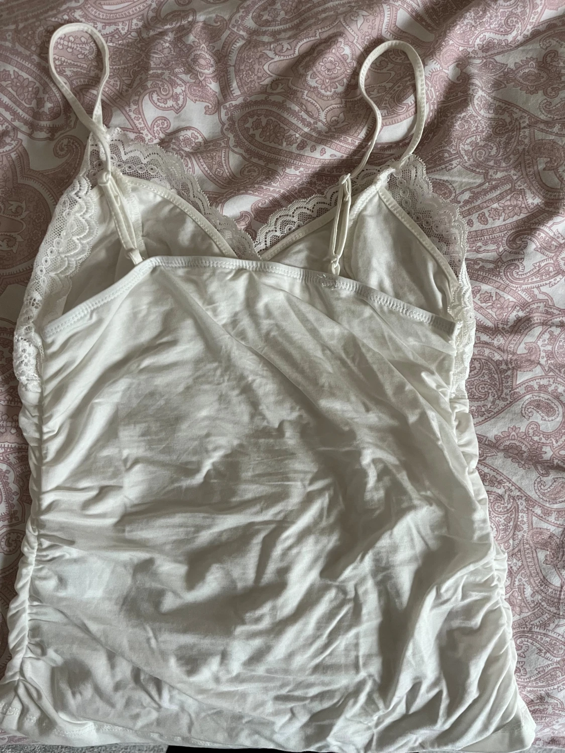 Vit spetsdetaljerad linnetopp M - 1