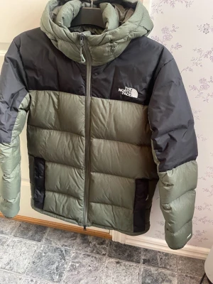 The nort face jacka - Köpt på the north face  egna hemsida för 3995 kr och är i ett väldigt bra skick. 