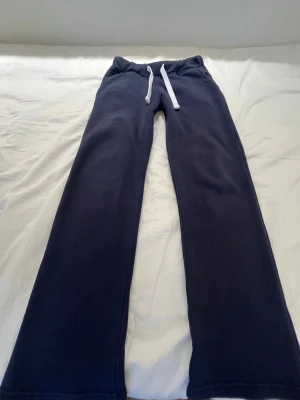 Russemerch byxor - Säljer ett par marinblå mjukisbyxor från Russemerch i storlek S. De är i jättebra skick och har inga skador. Hör av er om ni har frågor! Säljer även hoodien fast i en annan annons.