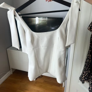 Vit topp från Zara  - Vit trendig topp från Zara, storlek xs. Säljer för att den är lite för liten och därför inte använder den 