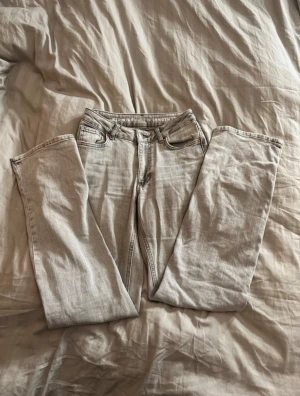 Gråa jeans från bikbok - Använda en gång och insåg att de tyvärr inte passade🙃 Lite långa på mig som är 173cm och har storlek S Medel hög midja  Köpta på bikbok