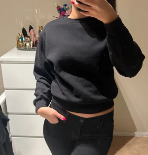 Svart croppad tröja - Säljer denna svarta croppad tröjan från Gina Tricot i storlek XSS! Passar även som Xs och S!