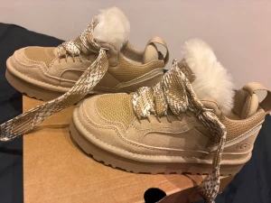 Uggs lowmel  - Jag säljer mina helt nya Uggs i färgen sand då dom tyvärr är små, dom är aldrig andvända 