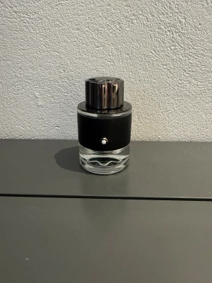 Montblanc Explorer - Montblanc Explorer är en fräsch, elegant och äventyrlig doft med bergamott, begivet och träiga noter. Ren lyxig och perfekt för både vardag och jobb. Den är inspirerad av den välkända creed aventus. Finns som tester i 2 ml, 5 ml och 10 ml. 2 ml kostar 30kr, 5 ml kostar 70kr och 10 ml kostar 90kr.