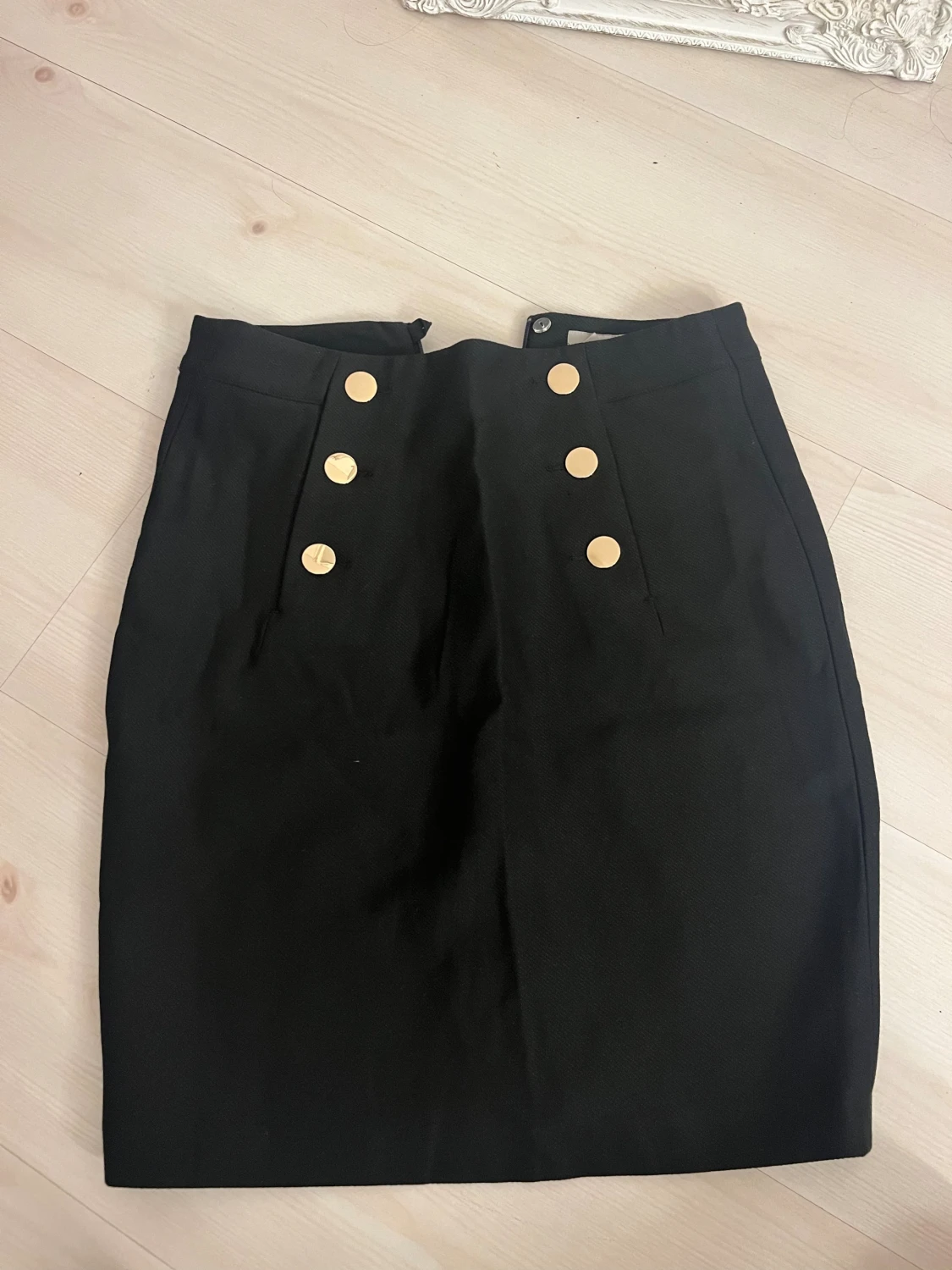 Svart pennkjol med guldknappar - 1