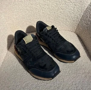 Valentino Rockrunner sneakers svart/blå - Säljer ett par snygga Valentino Rockrunner sneakers! Har en liten små defekt framme på skon men inget som märks. Tar byten. Skriv vid minsta fundering!