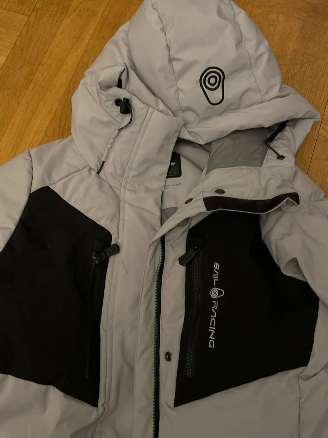 Grå Sail Racing pufferjacka med huva - 1