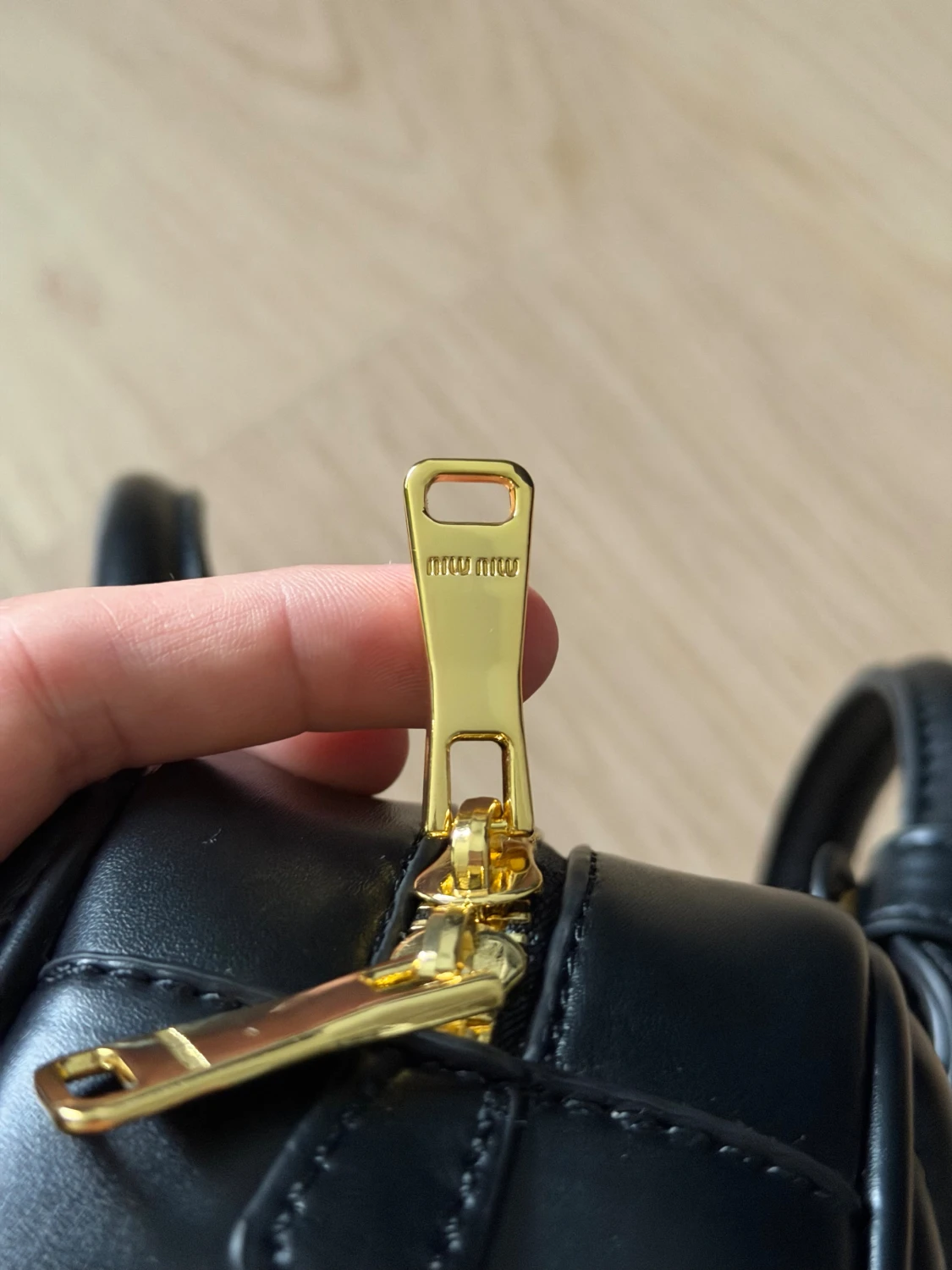 Svart quiltad handväska från Miu Miu - 3