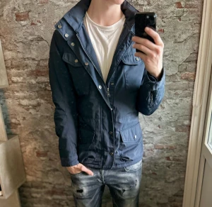 Hackett London Field Jacket - Mycket fint skick, inga defekter. Storlek M passar dig som är mellan 180-185cm ungefär. Nypris ca 4000kr. Modellen är 185 cm, 79 kg. Passar bra nu till vintern då den är fodrad. Skriv för mer information!🤝