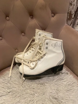 Vita skridskor Spin strl 37 - Säljer ett par vita skridskor från Spin i storlek 37. De har snörning, mjuk och fluffig insida samt silvriga detaljer på hälen. Kan även tänka mig att byta mot ett par likadana i strl 38 eller 39🥰