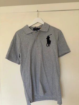 Polo Ralph Lauren piké  - Nästan ny men den har blivit lite skrynklig men det går enkelt att stryka.. Säljer billigt pga säsongen och att den inte passade mig, för fler frågor är det bara att höra av sig!