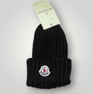 Moncler mössa  - Helt ny. Fin replika med grym kvalitet. One size. Pris: 599kr. Först till kvarn som gäller. Skickas direkt inom 24h
