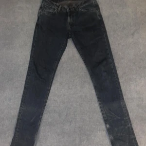 Nudie jeans  - Säljer ett par svarta Skinny Lin ifrån Nudie. Dom köptes för ungefär ett år sen men har blivit liggande i en låda. (Endas prövade) De har en tight passform med smal siluett, klassisk femficksdesign och är rätt strechiga. Paketeras inom 2 dagar efter köp.‼️