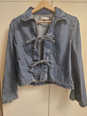 Knyttopp/jacka i denim - Gina Tricot - I väldigt fint skick.