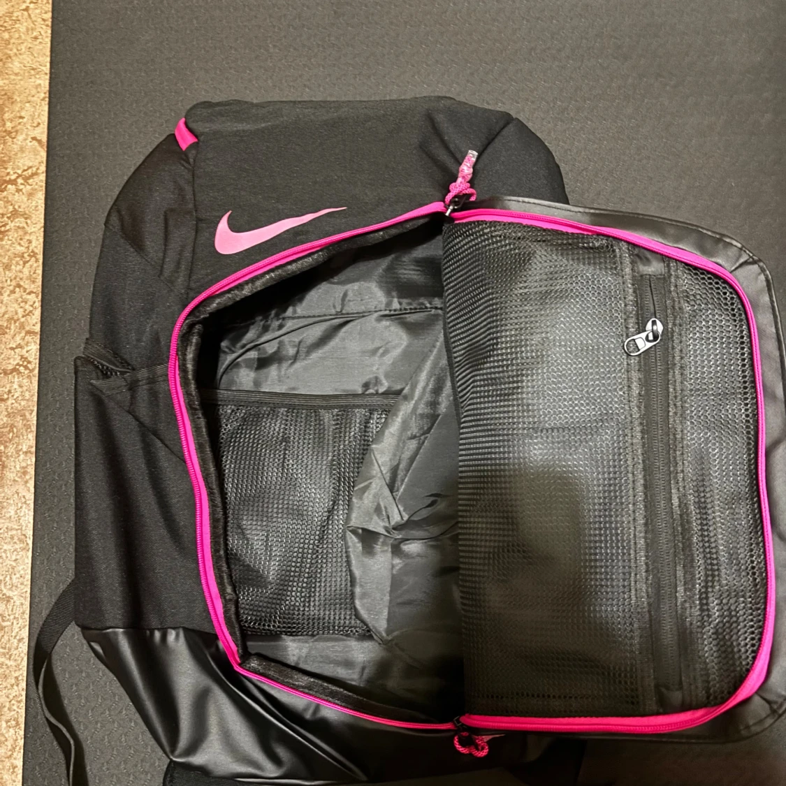 Nike Elite svart ryggsäck med rosa detaljer - 2